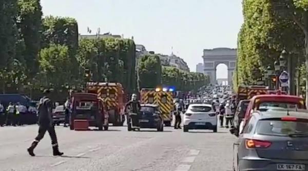 Tentativă de ATENTAT TERORIST pe Champs-Elysees: Un bărbat a intrat cu maşina într-o furgonetă a Jandarmeriei. Poliţia a găsit un adevărat arsenal în maşină (VIDEO)