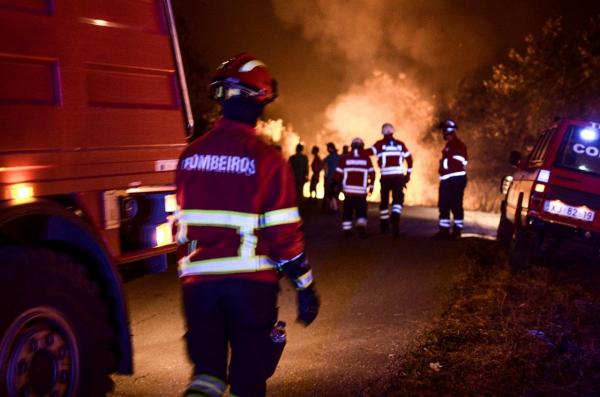 Bilanţul incendiului din Portugalia a ajuns la 63 de victime. Mii de pompieri se luptă în continuare cu flăcările