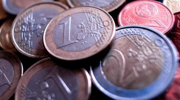 Euro a explodat în ziua moţiunii. Moneda europeană a sărit pragul de 4,59 lei