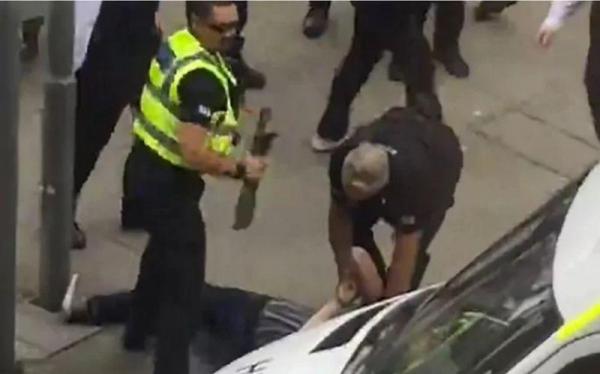 INCIDENT în Ţara Galilor: Un bărbat înarmat cu o MACETĂ, arestat lângă arena unde urma să aibă loc un concert al lui Justin Bieber