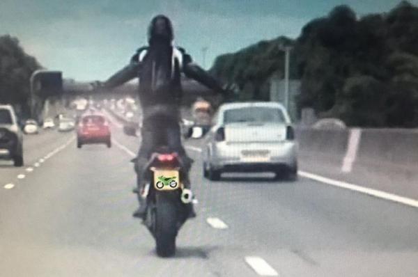 Teribilism pe două roţi! Un motociclist a fost surprins stând în picioare pe motor şi făcându-şi selfie în timp ce conducea cu viteză pe autostradă
