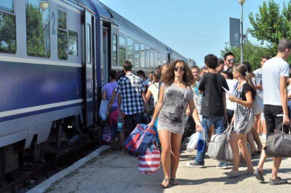 Circulaţia feroviară se desfăşoară cu VITEZĂ REDUSĂ pe 3 tronsoane, din cauza TOROPELII! CFR Călători pune la dipoziţia pasagerilor apă îmbuteliată