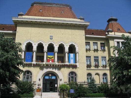 Directorul economic al Primpriei din TG. Mureş a fost trimis în judecată pentru luare de mită