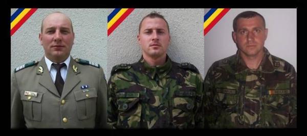 Cei trei militari morţi în accidentul din Argeş au fost înmormântaţi cu ONORURI militare. Sute de oameni i-au condus pe ultimul drum