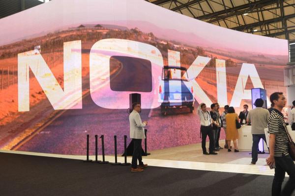 Premieră la Nokia: Compania lansează în luna august primul smartphone de top care foloseşte sistemul Android