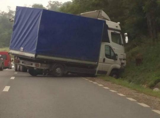 O persoană a fost RĂNITĂ, în urma coliziunii dintre un TIR, o furgonetă şi un autoturism, pe DN 14, în Sibiu