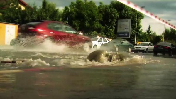 Ploaia torențială a înecat Bucureștiul! Precipitațiile acumulate în ultimele ore au fost cât şapte lacuri Herăstrău!