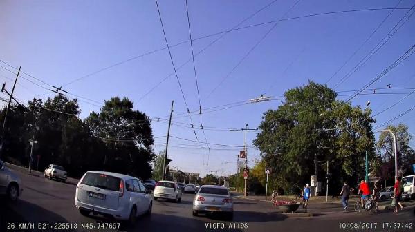 IMAGINI ÎNGROZITOARE în Timişoara! Un cablu de troleibuz se PRĂBUŞEŞTE peste maşini, în trafic. Momentul de coşmar a fost filmat de un şofer (VIDEO)