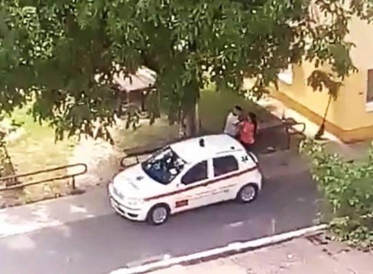 Scene incredibile la Ambulanţă! Un poliţist şi o asistentă s-au luat la bătaie din cauza unui telefon - VIDEO