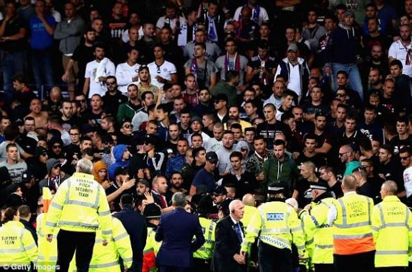BĂTAIE GENERALĂ PE STADION. Suporterii echipei Hajduk Split au provocat HAOS pe stadionul lui Everton - VIDEO