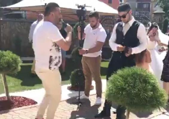 Liviu Guţă a fost oprit de poliţişti SĂ CÂNTE la o nuntă din Lugoj (VIDEO)