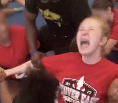 Imagini VIRALE! O elevă de 13 ani URLĂ de durere și plânge să fie lăsată în pace, în timp ce antrenorii o forțează să facă ȘPAGATUL (VIDEO)