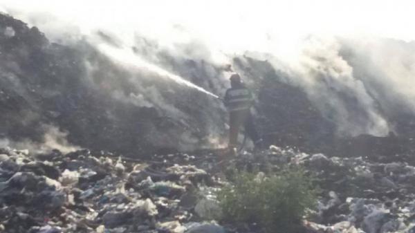 Incendiu la groapa de gunoi a oraşului Lipova. Deşeurile au ars cu flăcari de câţiva metri şi au degajat un fum ce s-a simţit la zeci de kilometri