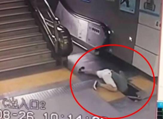 IMAGINI ŞOCANTE la METROU! O tânără a fost ÎNGHIŢITĂ de pământ după ce podeaua s-a surpat - VIDEO