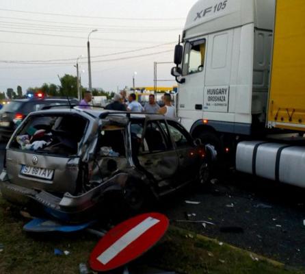 Accident TERIBIL în Giurgiu: Copil de patru ani proiectat prin geam, după ce o mașină a lovit VIOLENT un autocar cu 30 de călători (FOTO)
