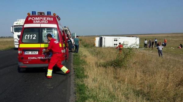 Un autobuz plin cu pasageri S-A RĂSTURNAT în Ialomiţa, aproape de Munteni Buzău! Şase victime au fost preluate de echipajele SMURD
