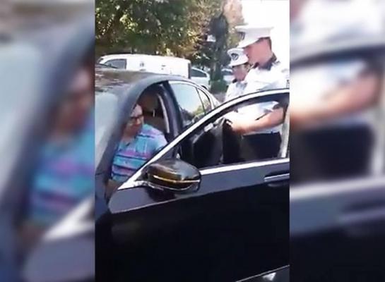 NESIMŢIRE ÎN TRAFIC. Un şofer a blocat maşina unei persoane cu handicap şi s-a luat la ceartă cu poliţiştii - VIDEO