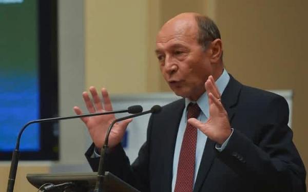 Băsescu, despre criza din PSD: Dragnea şi Tudose "se joacă de-a doamna Carmen Dan"