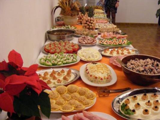 Mai multe familii au primit înapoi banii daţi la restaurant pentru Revelionul 2017, după ce au reclamat masa festivă la OPC