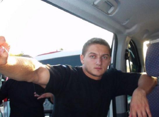 Polițistul din Suceava care a fost tăiat cu sabia de un interlop va fi externat din spital