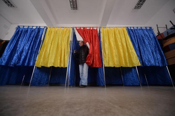 Femeie într-o secţie de votare din Bucureşti, la referendumul pentru familie