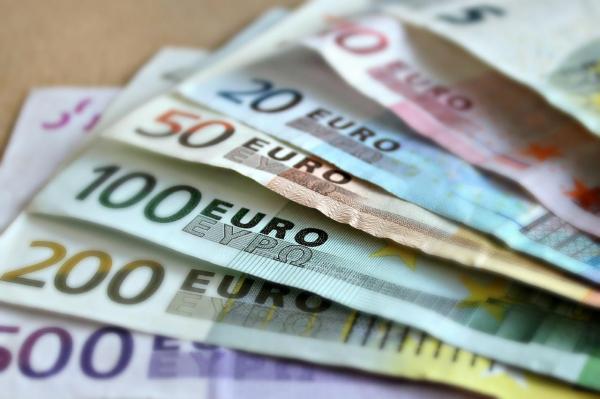 Cursul valutar 26 octombrie. Euro a crescut, dolarul american - la cel mai mare nivel din iunie 2017