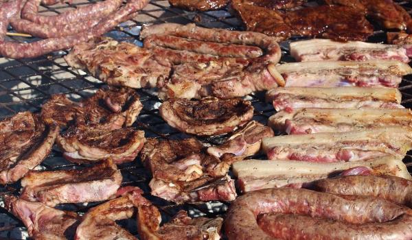Consumul de bacon, salam şi cârnaţi creşte riscul de cancer la sân