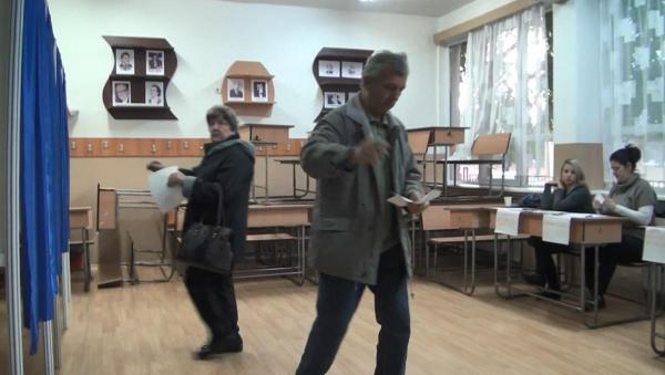 În Bârlad, oamenii n-au putut vota la referendum timp de o oră, pentru că preşedintele unei secţi s-a trezit mai târziu