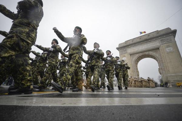 Trupe participante la parada militară trec pe sub Arcul de Triumf