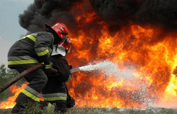 Incendiu puternic în această dimineață în Târgu Neamţ! 200 de oameni au fost evacuați din casele lor