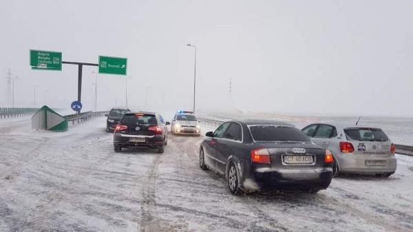 Situația traficului rutier, 28 februarie. Două autostrăzi şi zeci de drumuri naţionale şi judeţene, în continuare închise din cauza zăpezii şi a viscolului