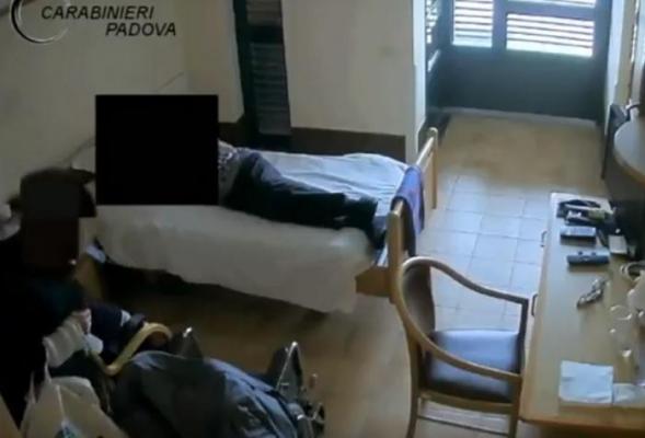 Româncă filmată în timp ce fură cardul unui pacient, de pe care scoate mii de euro. Anca, asistentă medicală în Italia, e acuzată că a furat peste 40.000 de euro