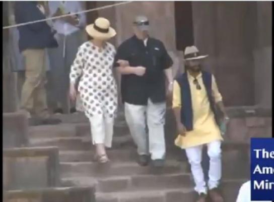 Viral. Hillary Clinton cade pe scări în timpul unei vizite în India. De două ori (Video)