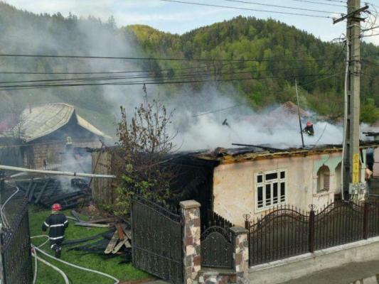 Un tânăr de 23 de ani din Bacău a dat foc casei părinteşti şi a fugit