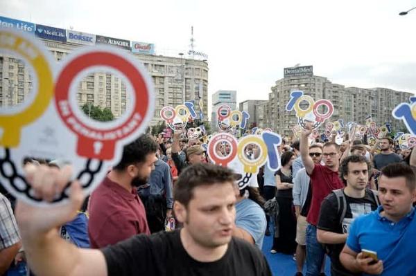 Protestatari în Piața Victoriei din București