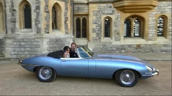 Prinţul Harry şi Meghan Markle se plimbă cu un Jaguar E-Type, la nunta regală