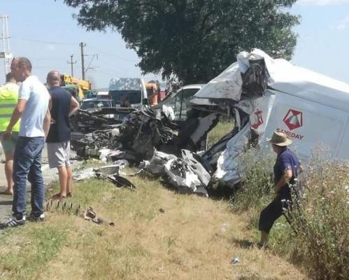 Accident dramatic la Arad. Şoferul unui microbuz de pasageri a murit pe loc, izbit în plin de un camion