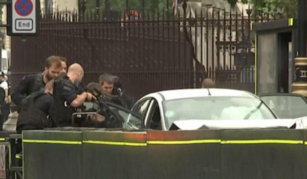 O maşină a lovit mai mulţi pietoni în faţa Parlamentului Britanic, la Londra
