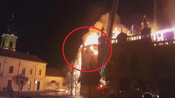 Momentul în care turnul se prăbușește în incendiul de la Oradea