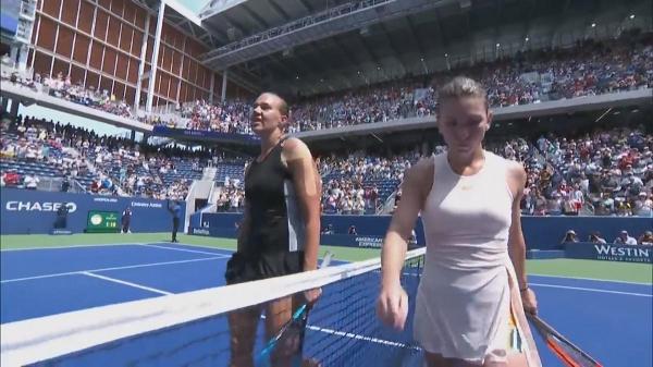 Simona Halep și Kaia Kanepi se îndreaptă către vestiare, după meciul de la US Open