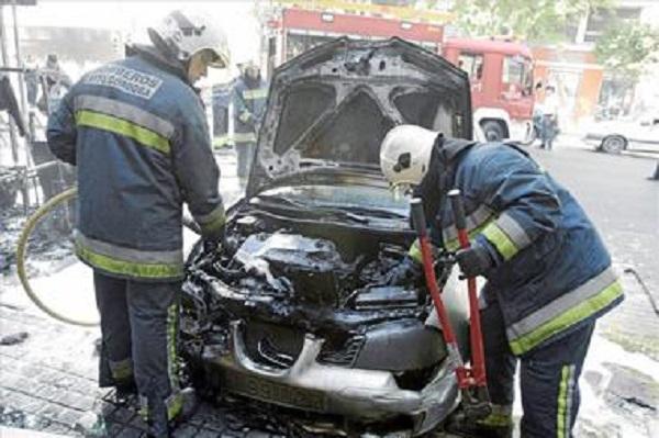 Pompierii spanioli sting o maşină incendiată