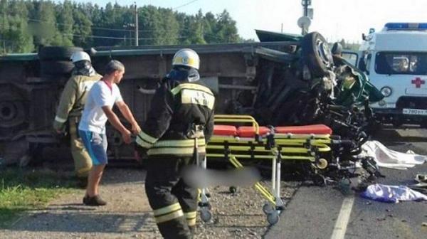 Şase moldoveni au murit într-un groaznic accident, pe o şosea din Rusia. În total sunt opt morţi (video)