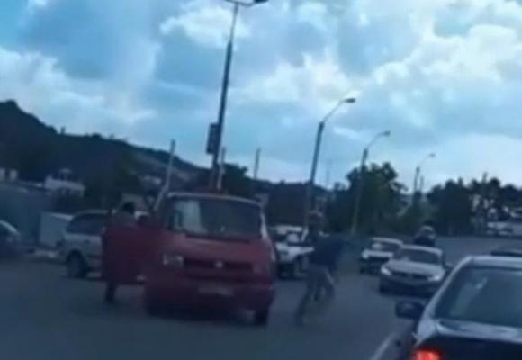 Imagini şocante în Târgu Mureş. Un bărbat a fost scos din maşină şi lovit cu pumnii şi picioarele în trafic, pentru că soţia lui a claxonat