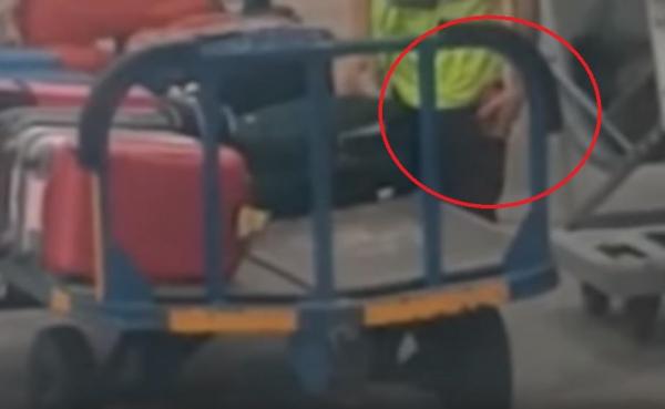 Un angajat al aeroportului din Ibiza, filmat de pasageri în timp ce fura din bagaje (Video)