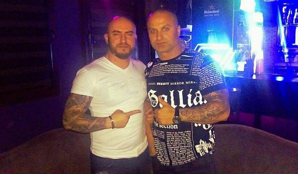 Un luptător MMA, căutat de poliţişti după ce doi americani au fost înjunghiaţi pe o terasă din Brăila