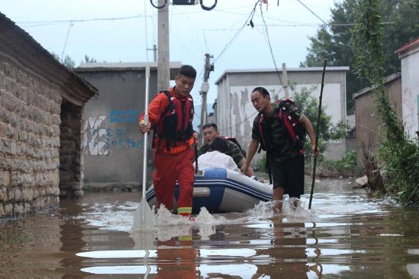 Inundaţiile fac prăpăd în China. 5 oameni au murit şi alţi 16 sunt căutaţi după ce au fost luaţi de ape