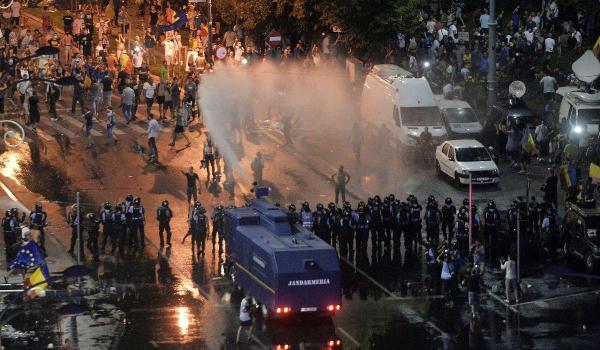 Şefii Jandarmeriei, puşi sub învinuire pentru violenţele de la proteste
