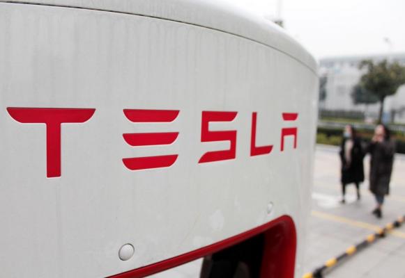 Sigla Tesla pe o maşină prezentată în China