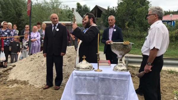 Preotul sfințește conducta din comuna ieșeană Tomești