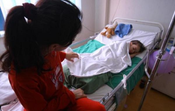 Taxă pentru copii la un spital din România. Părinţii trebuie să plătească dacă stau cu micuții lor, pe perioada internării